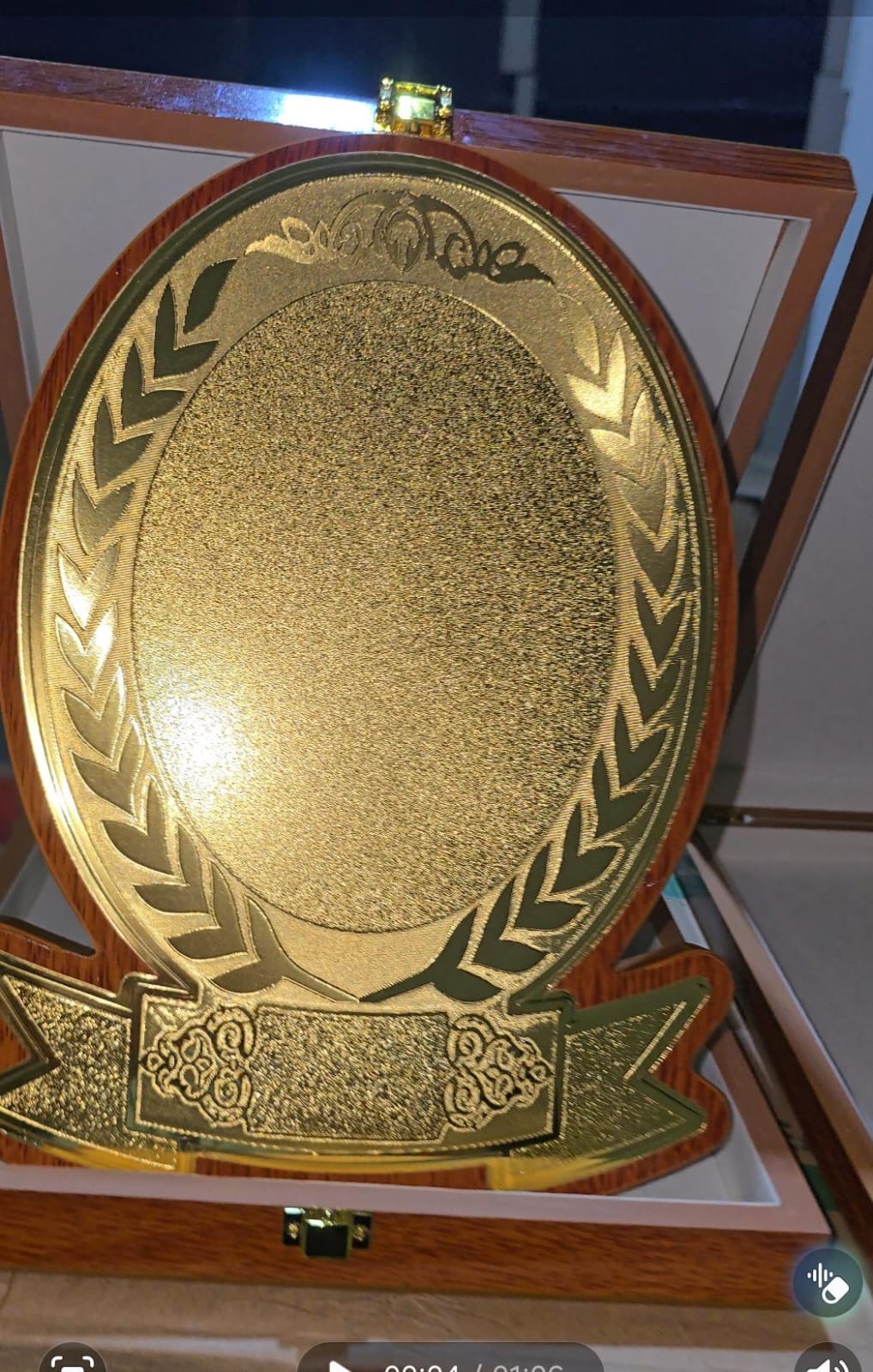 MEDAL WITH WOODN BOX OVAL